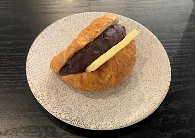 「バターあんクロワッサン」価格￥360（税込）※イートインの場合「クロワッサンセット」で価格￥650～