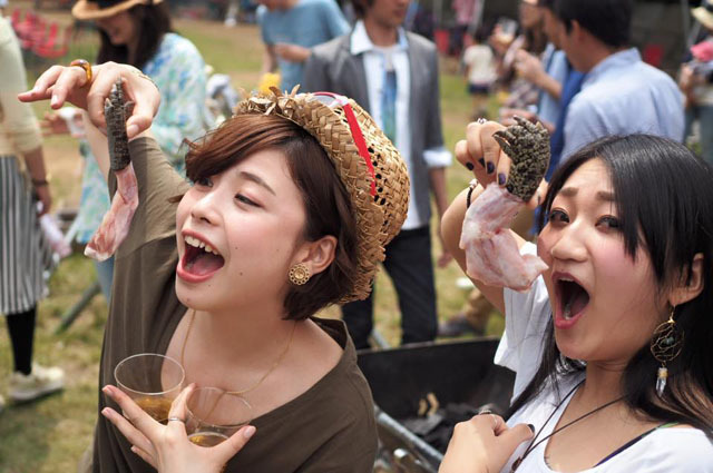 珍肉に食らい付く! ワイルドすぎる美女たち