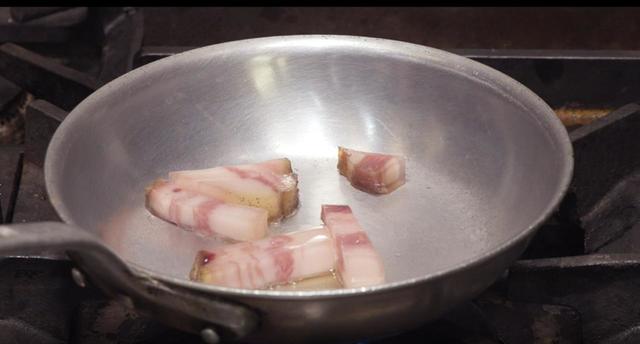 5.フライパンを強火で熱し、グアンチャーレを入れ少し焼いたところで、油を入れます。