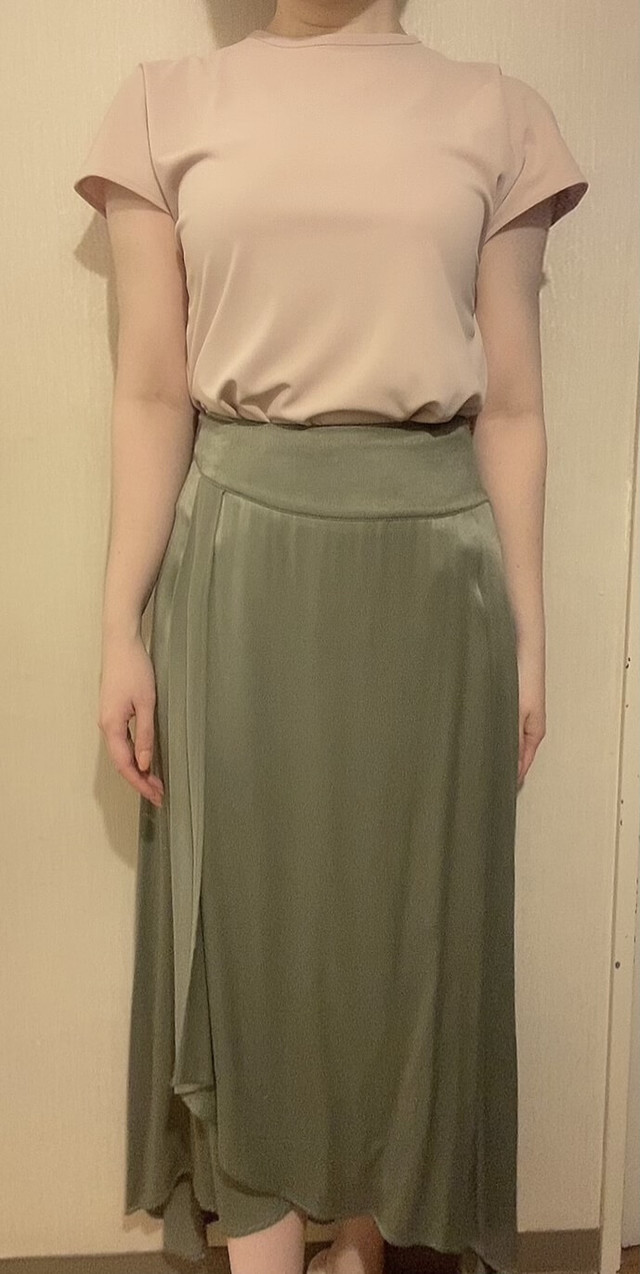 【UNIQLO（ユニクロ）】クレープジャージーフレンチスリーブTシャツ（半袖）PINK Sサイズ着用／ピンクをカジュアルダウンさせ、クールな印象にするためカーキのサテンスカートを合わせました