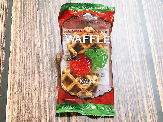 【カルディ りんごバッグ／キャラメル＆アップルワッフル】直径7～8cm、厚さ2cmの小ぶりのワッフルが2枚入っています