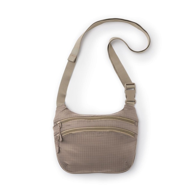 【無印良品】「撥水 リップストップ ミニ ショルダーバッグ」／サイズ：18×24×4cm、価格：2,990円