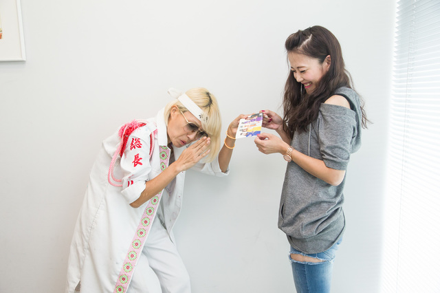 総長ダリアさん（左）にポストカードをいただきました！　ライター中村（右）