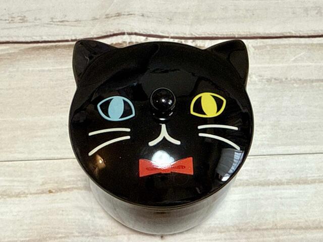 【カルディ くろねこ蓋つきポット】イエローとブルーのオッドアイが神秘的♪ハロウィンにぴったりの雰囲気です。 税込1,089円