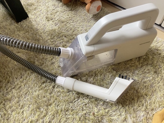 【アイリスオーヤマ ハンディリンサークリーナー】ホースとブラシを装着すればより頑固な汚れにも対処できます