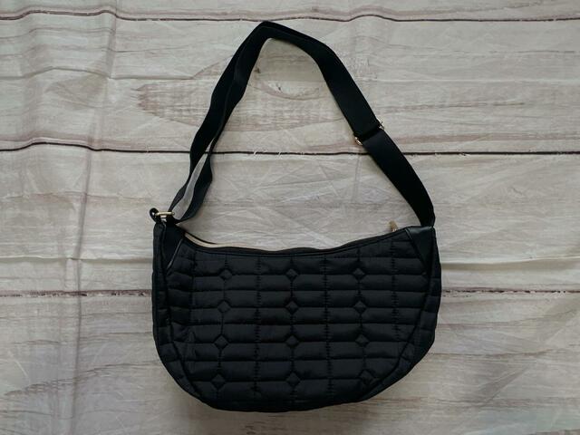 バックは装飾がないシンプルなデザイン