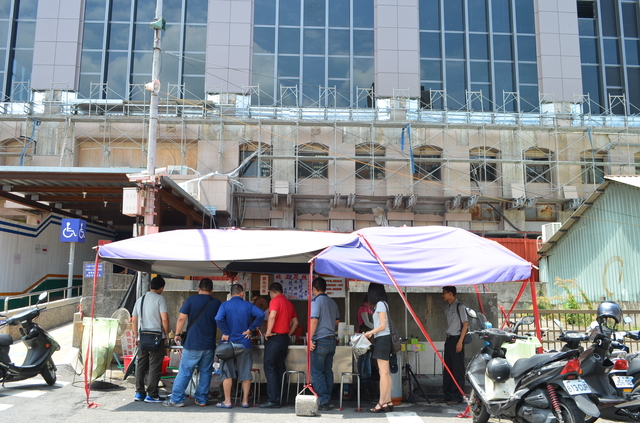 台湾人は美味しいものには並ぶことをいとわない。朝から並んででも食べたい絶品イカあんかけ。『金好吃純正花枝羹』の屋台の右手にはカウンターに座って食べるスペースもある