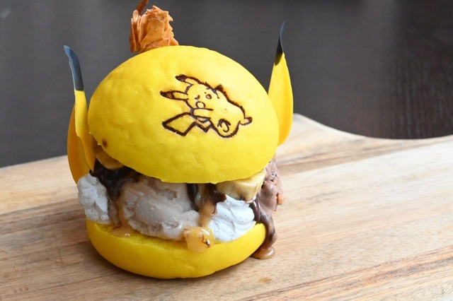 チョコバナナサンデーをアレンジしたデザートバーガー