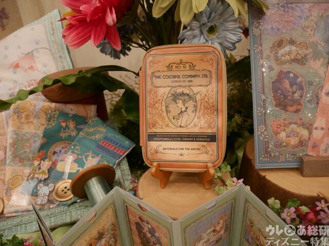 「フェアリー・ティンカーベルのビジーバギー」をテーマにしたグッズ|東京ディズニーシー新テーマポート「ファンタジースプリングス」販売店舗:東京ディズニーシー「エンポーリオ」|発売日:2024年5月28日(火)