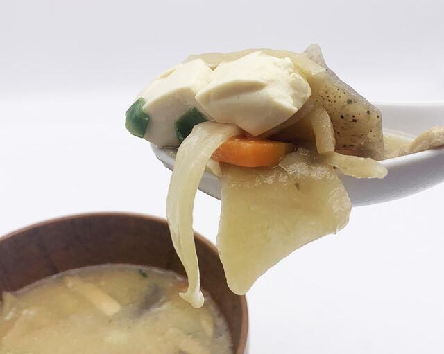 レンチンしている側から濃厚な豚汁の香りを感じ、食欲が刺激されます