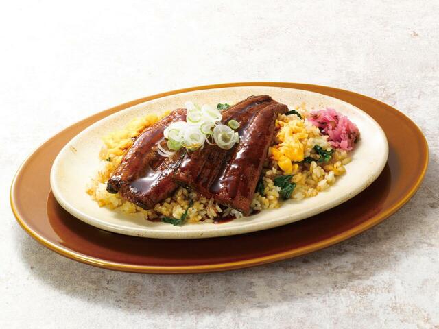 「うなぎとたまごのピラフ仕立て(うなぎ1尾)」<価格:5,698円(税込)>【ロイヤルホストに“国産うなぎ”を洋食で味わうメニュー登場!山梨県産ワインとのペアリングも愉しめます!】