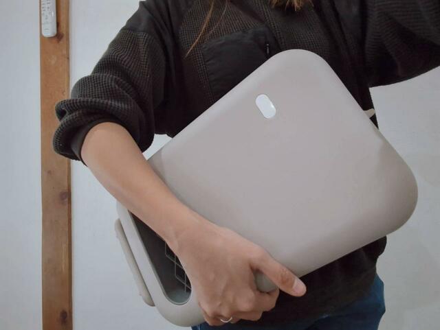 【アイリスオーヤマ 人感センサー付きセラミックファンヒーターJCH-127D-C】片手で持ち運べるほど軽い約2kg