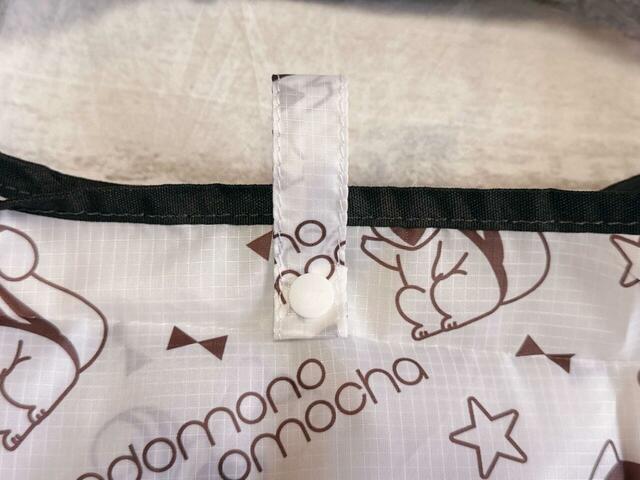 中身が飛び出しにくいストラップ付き