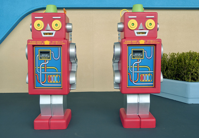 「バズ・ライトイヤーのアストロブラスター」のファストパス発券機