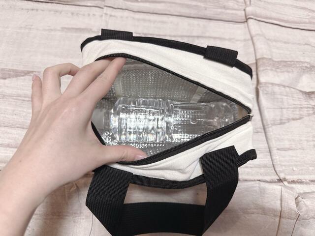 【カルディ いちごバッグ／オリジナル 保冷バッグ】550mLのペットボトルは横に倒して収納できます◎