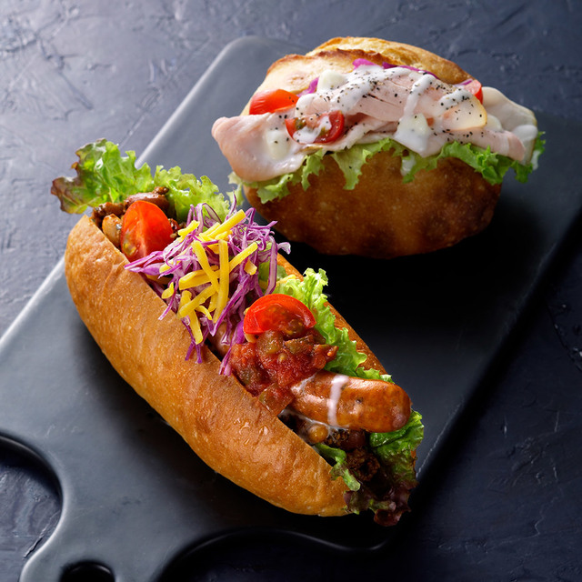 自家製チョリソーのチリミートドッグ・自家製スモークハムサンド