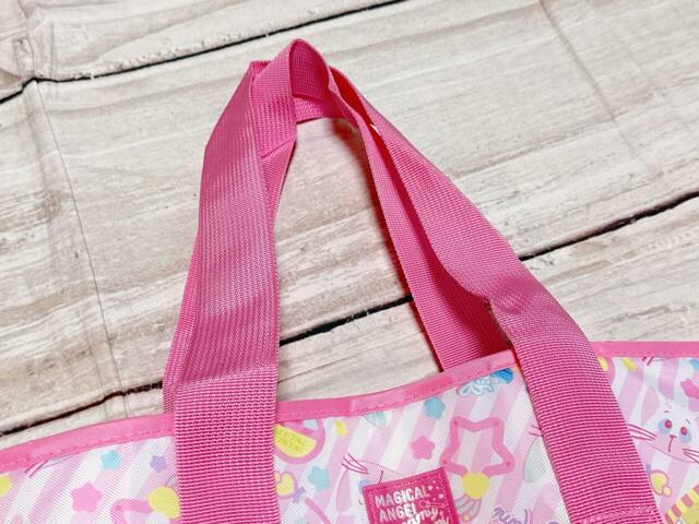 持ち手は長めでラクラク肩がけが可能！