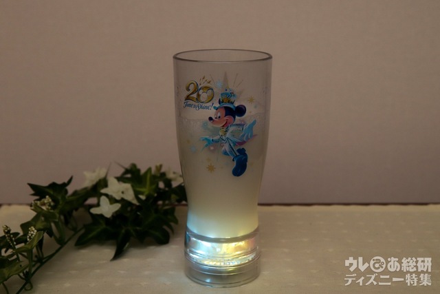 スーベニアタンブラー プラス ¥900｜乳白色のドリンクを入れたところ（暗所）