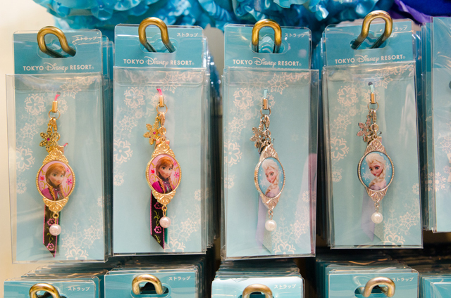 東京ディズニーランド(TDL)「アナとエルサのフローズンファンタジー」期間中に購入できる、映画『アナと雪の女王』関連グッズ ©Disney