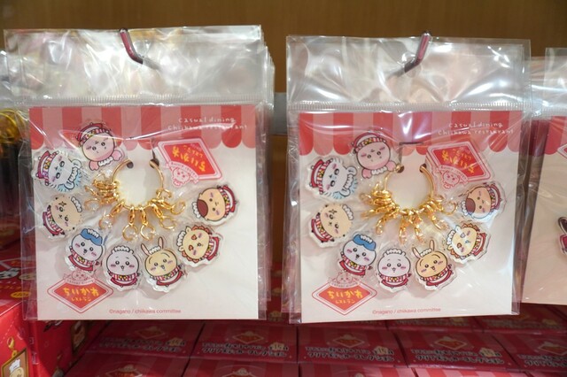 【ちいかわレストラン】「ホールスタッフ集合！なアクリルチャーム」1,980円（税込）