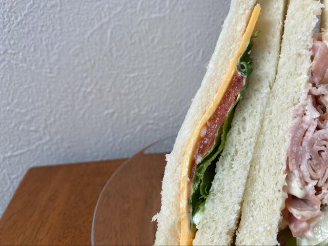 【サンマルクカフェ パストラミポーク&野菜サンド】チーズ、トマト、レタスと最強の組み合わせ