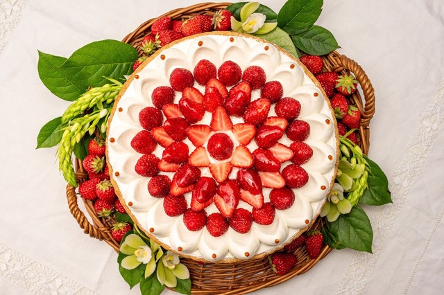 【キル フェ ボン】「イチゴとカスタードプリンのタルト」whole(25cm) ¥10,908／バニラ風味のカスタードプリンとクリームを重ね、イチゴを花のように飾っています