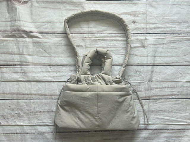 両サイドのドローストリング紐を絞るとシルエットが変わります！