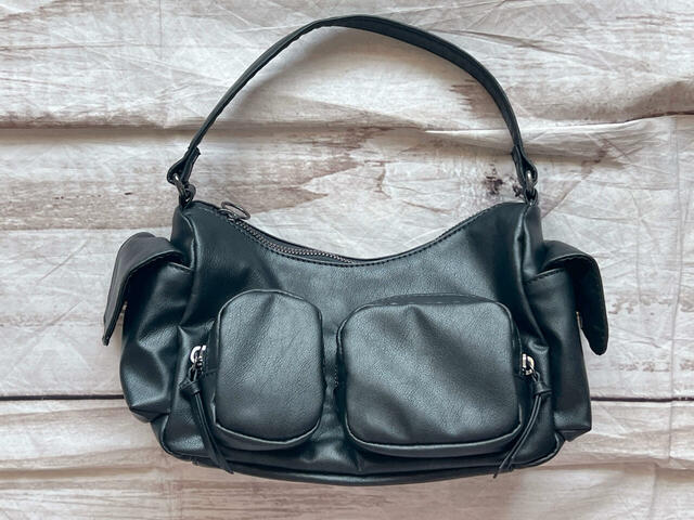 レザータッチアウトポケットバッグ／税込2,990円