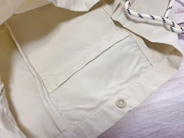 スマホやフラグメントケースが入るサイズ感のポケット