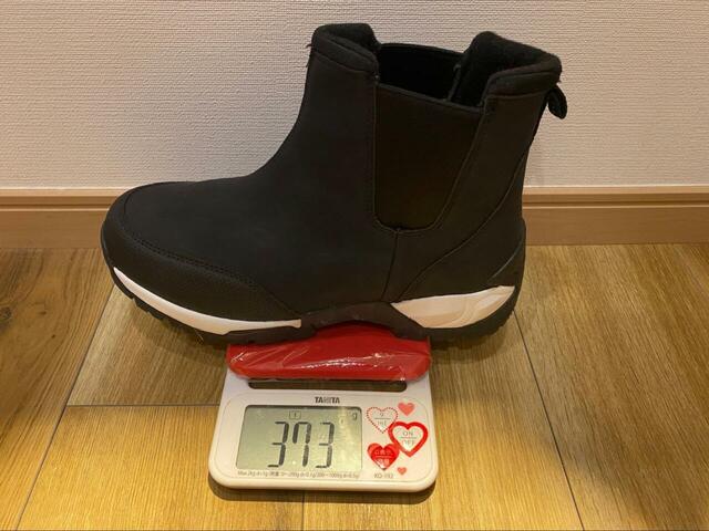 【ワークマン　防寒ラークスチェルシーpr.6】重さは約373g（Mサイズ片足・筆者実測）。重すぎず軽すぎず、ちょうど良い履き心地です