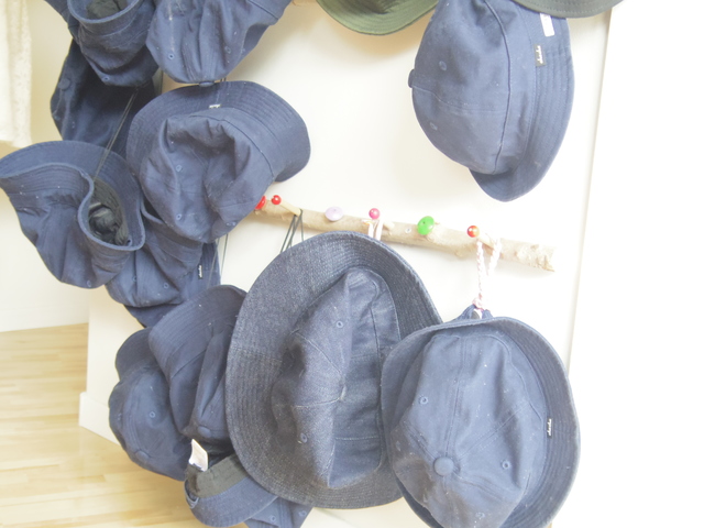 おしゃれなお出かけ用の帽子は保育スタッフもお揃いで着用