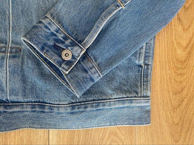 【UNIQLO　デニムトラッカージャケット】カラーはブルー2種。一般的なデニムカラーと濃色です