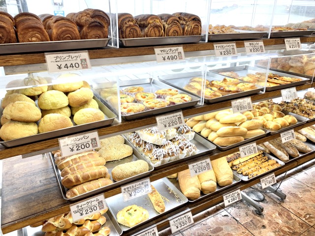 メロンパンやコーヒーブレッドなど懐かしいパンも並ぶ