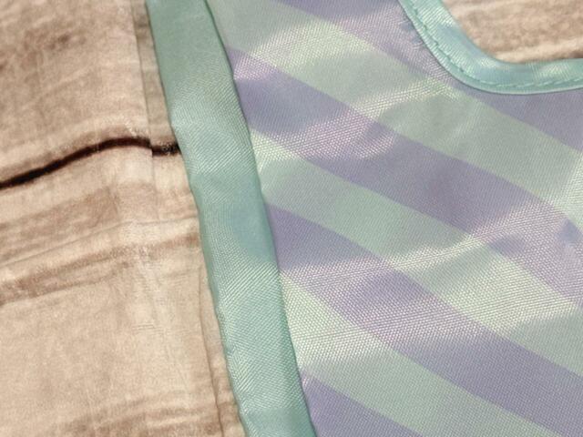 素材はポリエステル。丈夫で厚手な生地です