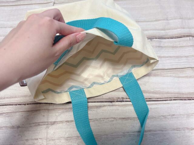 内側はポケットなどがないシンプルな作り