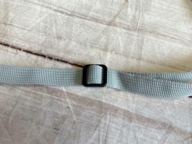 ショルダーストラップは長さ調整可能。短めにして体にフィットさせることも、長めに提げることもできます