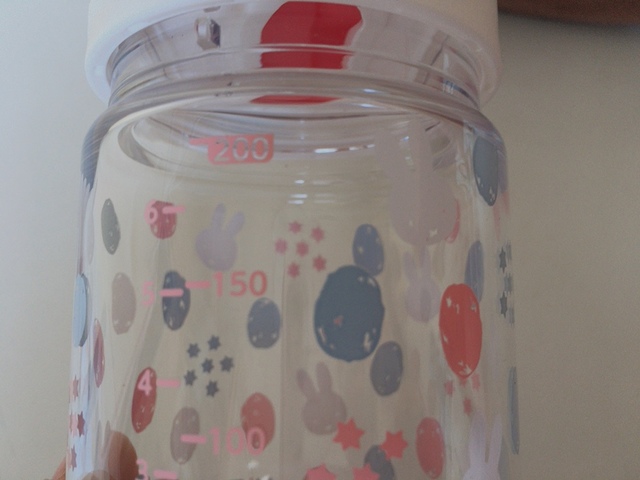 【リッチェル ミッフィーおでかけストローマグ】目盛り付きでちょっとした軽量もできる