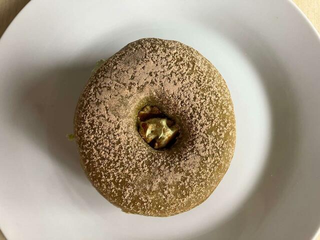 まずは「ドら抹茶 つぶあん華ホイップ」を実食！上にふりかけられた、おそらくきなこのいい香り！【ミスタードーナツ春の新作】