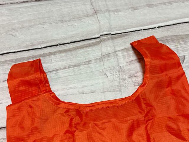 持ち手は短め。腕にかけたり、手で持ったりできる長さです