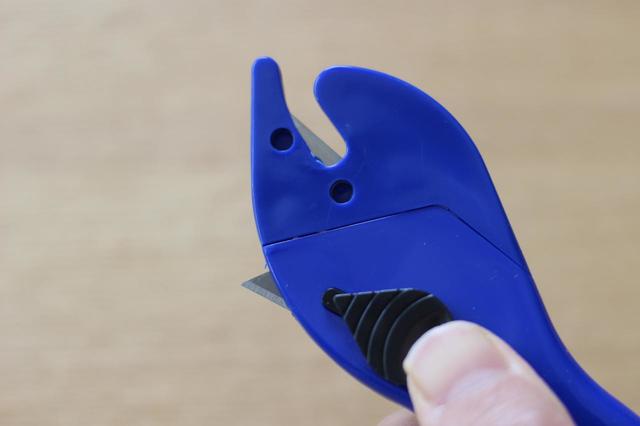 【ダイソー】ひも切りマルチカッター／100円　ガムテープを切るのにも使えます