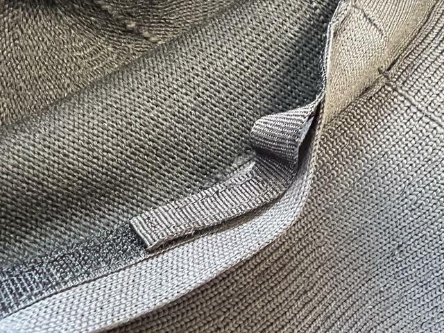 【ユニクロ UVカットニットバケットハット】マジックテープの手前側にくっつけると少しひもが余る