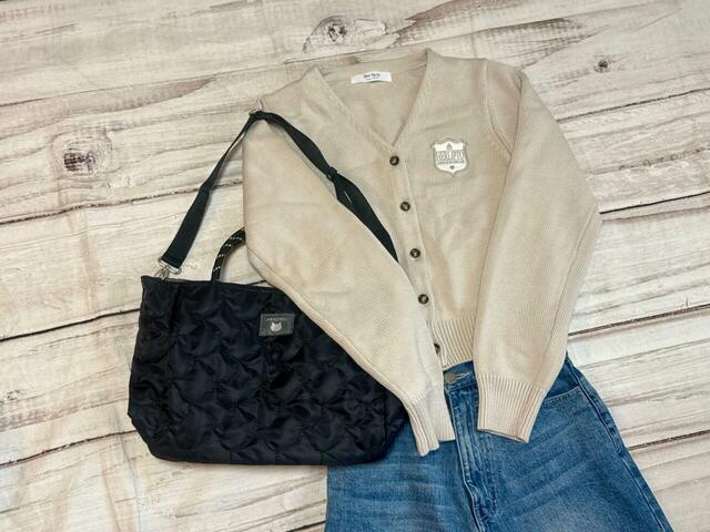 お休みの日はショルダーストラップをつけてカジュアルコーデに持ってもOK