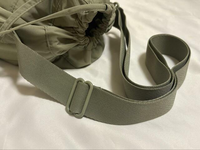 【UNIQLO：C　ミニショルダーバッグ】ショルダーストラップは67〜127cmと幅広く調節可能！肩掛けでも斜め掛けでも持てます