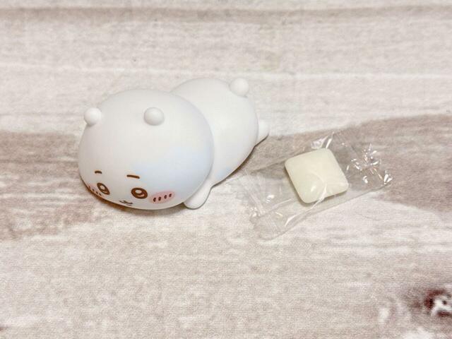 ソフビ1点とソーダ味のガムが1個入っています