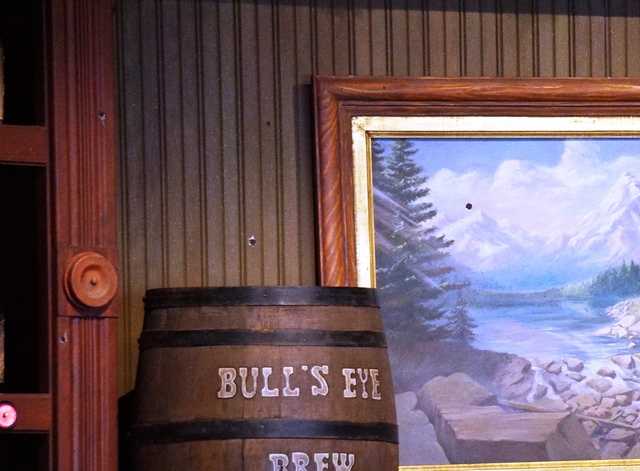 良く見ると銃撃戦の跡が…