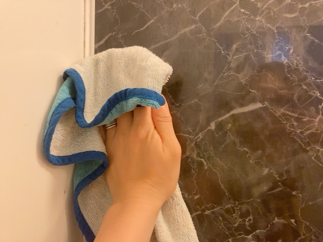 【ニトリ 強力ジェル吸盤 ステンレスボトルラック クレド】まず接地面の汚れを拭き取り、乾拭きして水分を取り除きます