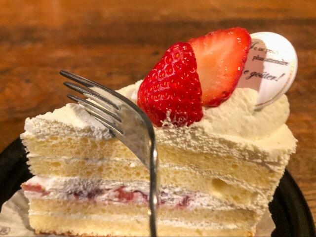 【シャトレーゼ　バニラ香る純生クリームショートケーキ】定番のショートケーキの生クリームとバニラにこだわった一品です