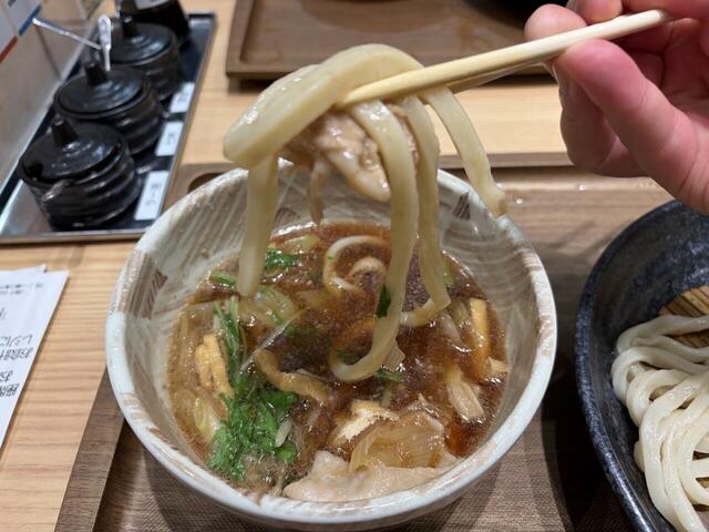 【小麦晴れ 豚肉つけ汁うどん】うどんはとてもコシが強かったですが、具だくさんのつゆと一緒で食べ応えがありました
