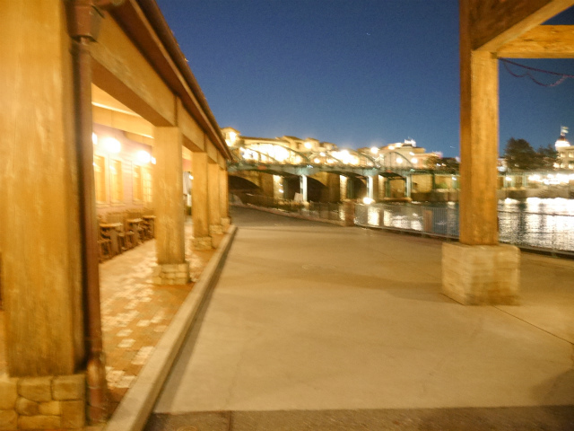 クランベリーボグロードとポンテベッキオ橋。©Disney