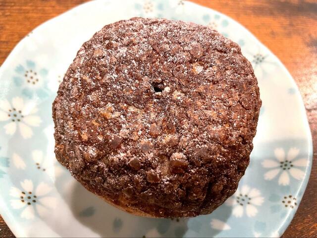 【セブン−イレブン 苺クリームのチョコっとリラックシュー】上にはほんのりピンク色の粉砂糖がかかっています